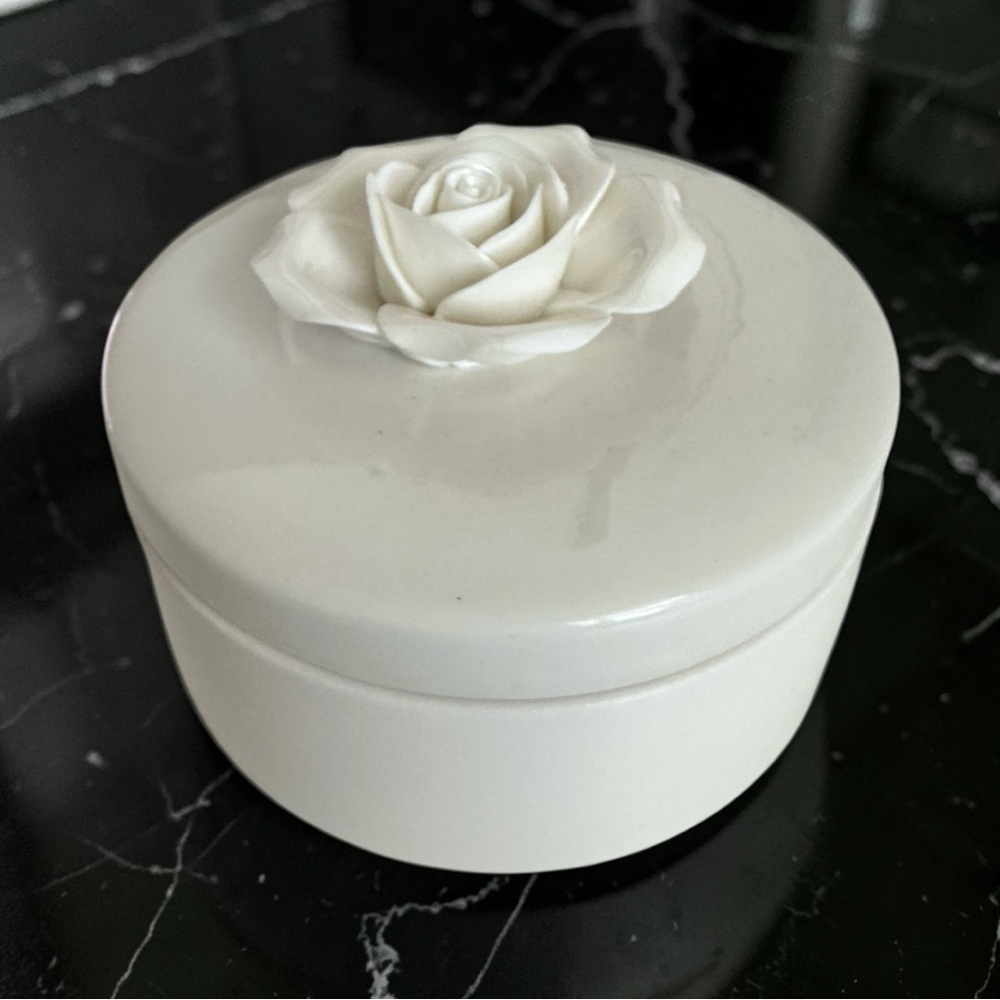 Elegant White Rose Ceramic Dish with Lid Powder